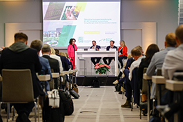 Im Rahmen der Podiumsdiskussion erörterten die Bundestagsabgeordneten Dr. Oliver Vogt (CDU), Karl Bär (Bündnis90/Die Grünen) und Ina Latendorf (Die Linke), welchen Stellenwert die Pflanzenzüchtung für die Zukunft der Landwirtschaft einnimmt. © Jan Zappner / Raum 11